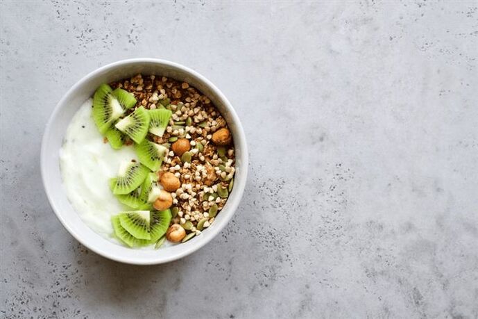 Buckwheat porridge jogurt eta fruituarekin