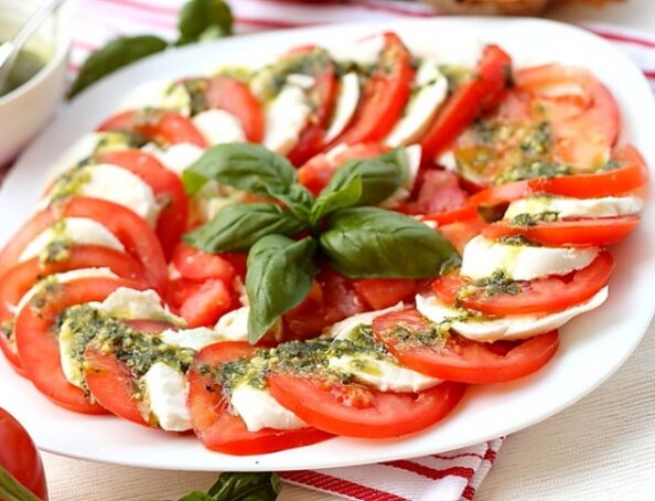 Caprese aperitibo bikaina da dieta mediterraneoa jarraitzen dutenentzat.