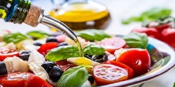 Dieta mediterraneoko platerak prestatzerakoan, oliba olioa erabili behar duzu.