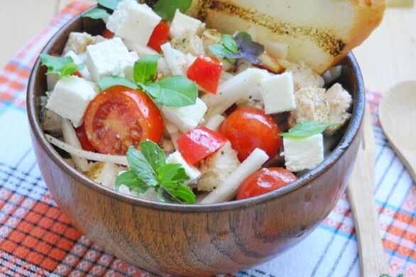Zereal entsalada basmati arrozarekin dieta mediterraneoan pisua galdu nahi dutenentzat